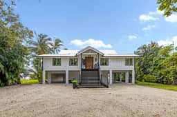 Dockside Luxury Waterfront Home - Image 4