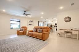 Pristine Newly Heated Pool Home Centrally Located - Imagen 5