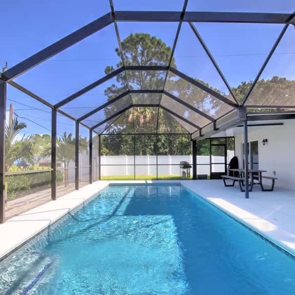 Pristine Newly Heated Pool Home Centrally Located - Imagen 1