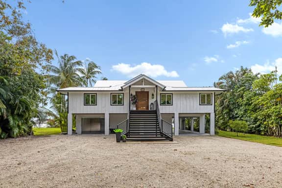 Dockside Luxury Waterfront Home - Image 4