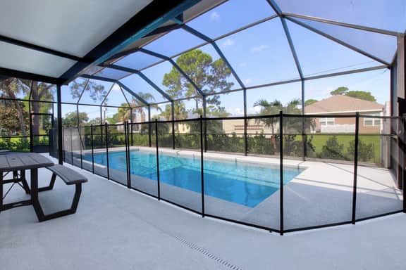 Pristine Newly Heated Pool Home Centrally Located - Imagen 2