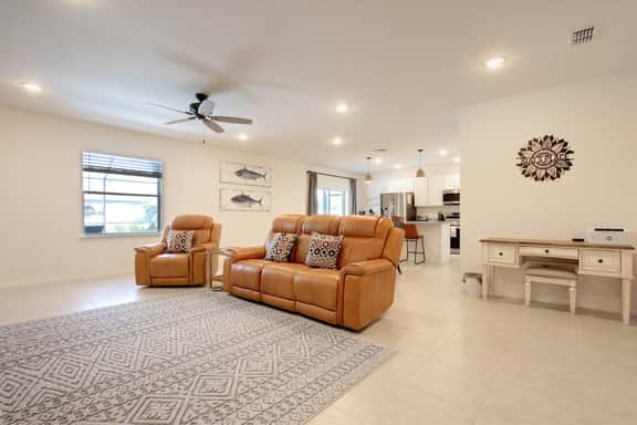 Pristine Newly Heated Pool Home Centrally Located - Imagen 5