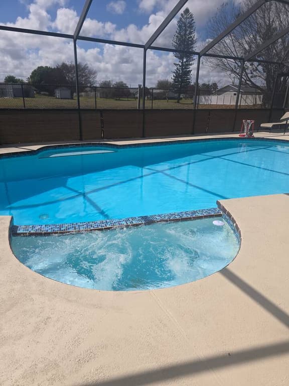 Poolside Palms - 3bd/3ba Sleeps 18 - Image 1