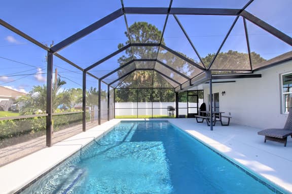 Pristine Newly Heated Pool Home Centrally Located - Imagen 1
