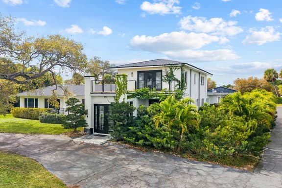 McCarty Mansion - Waterfront 7Br/6Ba Sleeps 20 - Image 1